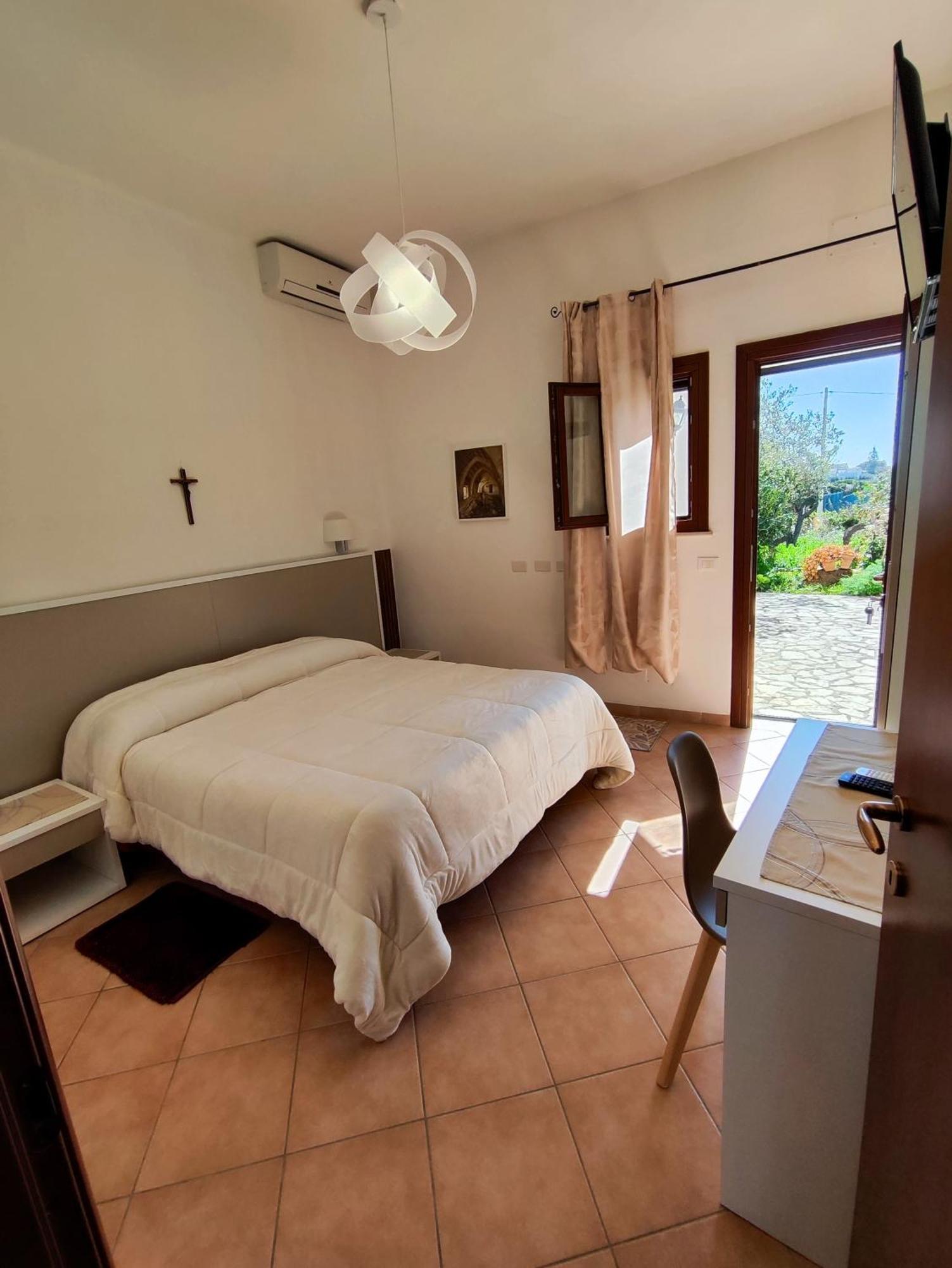 Casolare Nelle Saline Bed & Breakfast Torre Nubia ภายนอก รูปภาพ